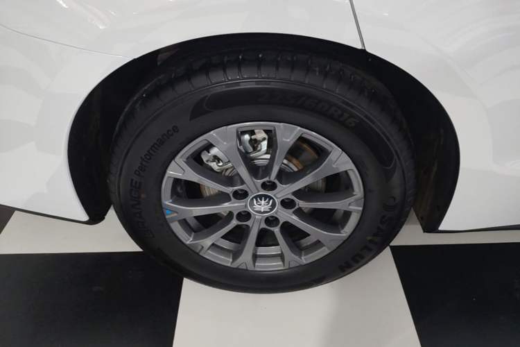 Used BYD Qin L 2025 DM-i Smart Drive 80KM Leading Model Right Rear Wheel Hub