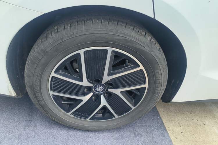 Used BYD Qin L 2025 DM-i Smart Drive 120KM Superior Model Right Rear Wheel Hub