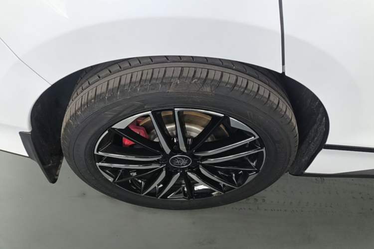 Used BYD Qin L 2025 EV 545KM Cloud Suspension Edition Right Rear Wheel Hub