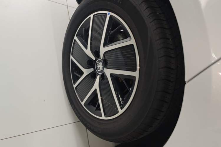 Used BYD Qin L 2025 DM-i Smart Drive 120KM Superior Model Right Rear Wheel Hub