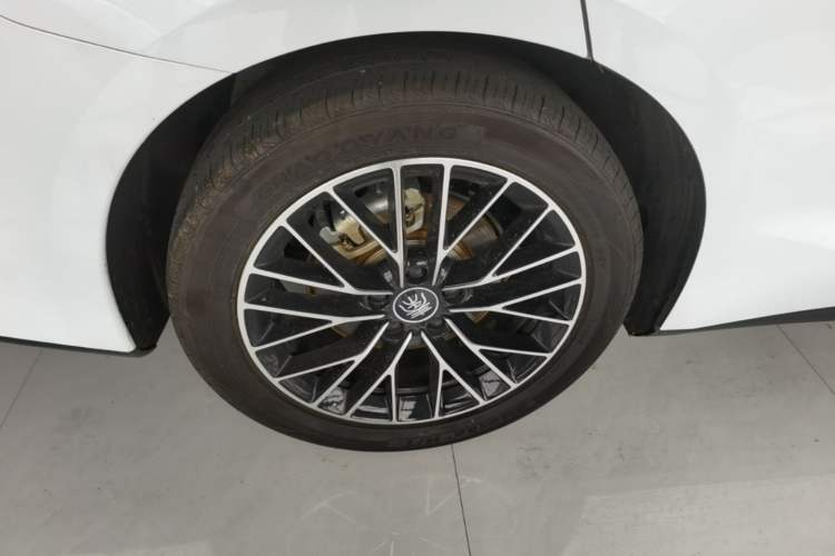 Used BYD Qin L 2025 DM-i Smart Drive 120KM Excellence Model Right Rear Wheel Hub