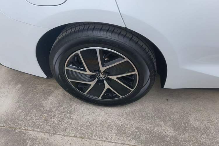 Used BYD Qin L 2025 DM-i Smart Drive 120KM Superior Model Right Rear Wheel Hub