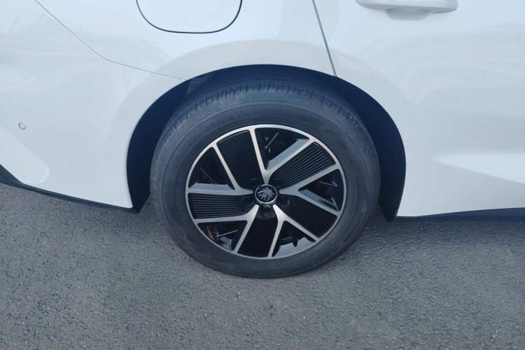Used BYD Qin L 2025 DM-i Smart Drive 120KM Superior Model Right Rear Wheel Hub