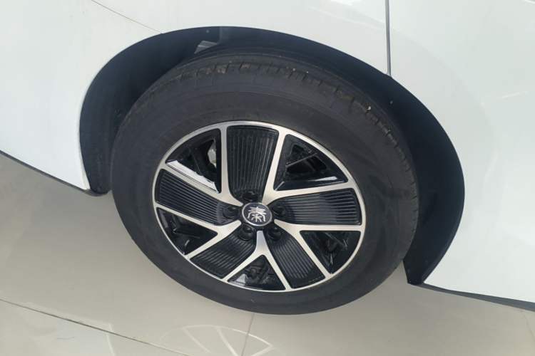 Used BYD Qin L 2025 DM-i Smart Drive 120KM Superior Model Right Rear Wheel Hub