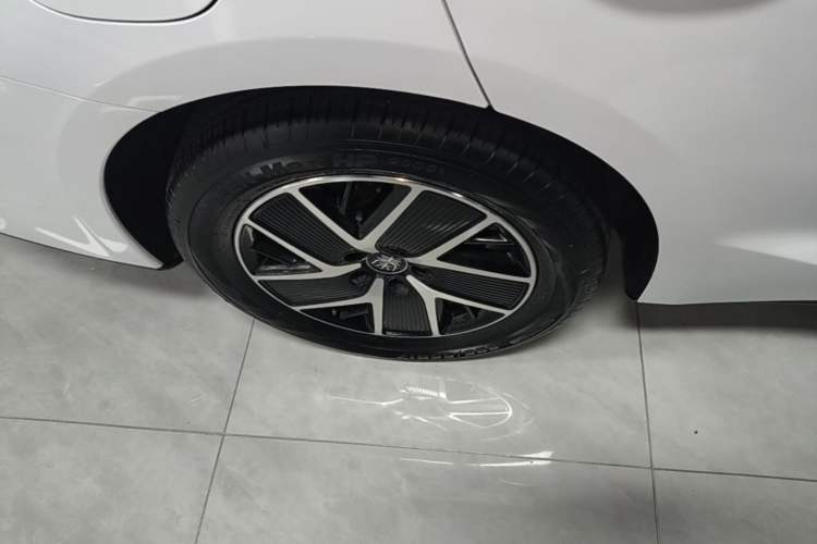 Used BYD Qin L 2025 DM-i Smart Drive 120KM Leading Model Right Rear Wheel Hub