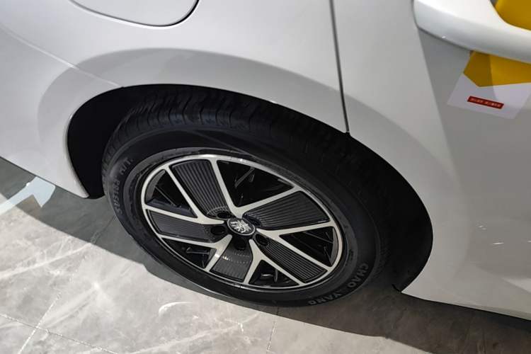 Used BYD Qin L 2025 DM-i Smart Drive 120KM Superior Model Right Rear Wheel Hub