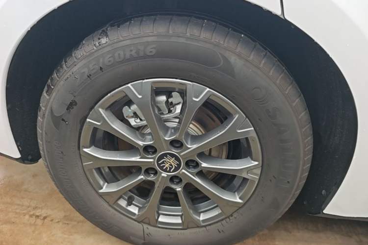 Used BYD Qin L 2025 DM-i Smart Drive 80KM Leading Model Right Rear Wheel Hub