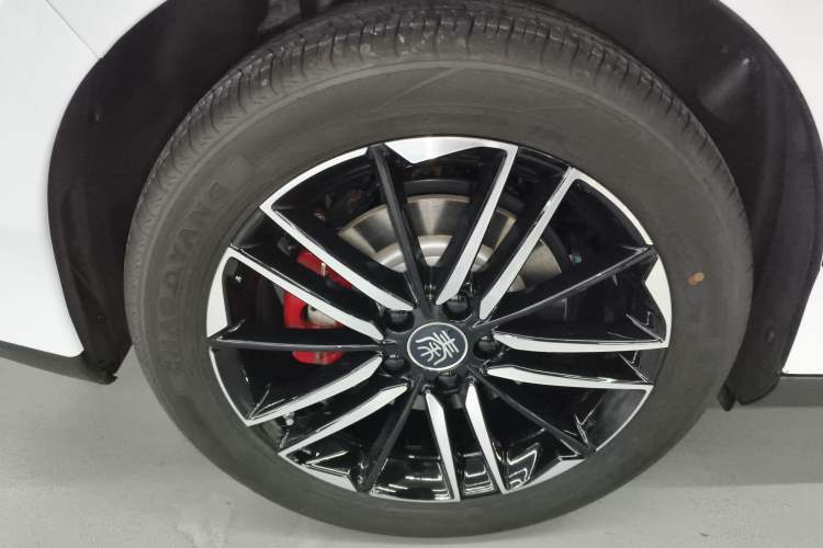 Used BYD Qin L 2025 EV 545KM Cloud Suspension Edition Right Rear Wheel Hub
