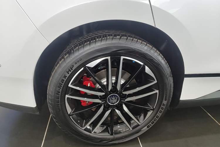 Used BYD Qin L 2025 EV 545KM Cloud Suspension Edition Right Rear Wheel Hub