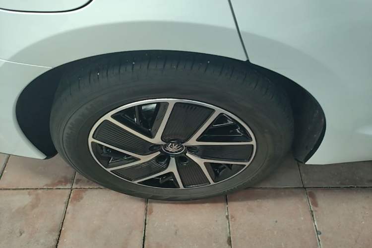 Used BYD Qin L 2025 DM-i Smart Drive 120KM Leading Model Right Rear Wheel Hub