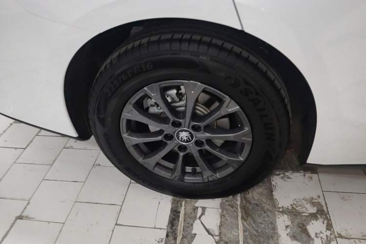 Used BYD Qin L 2025 DM-i Smart Drive 80KM Leading Model Right Rear Wheel Hub