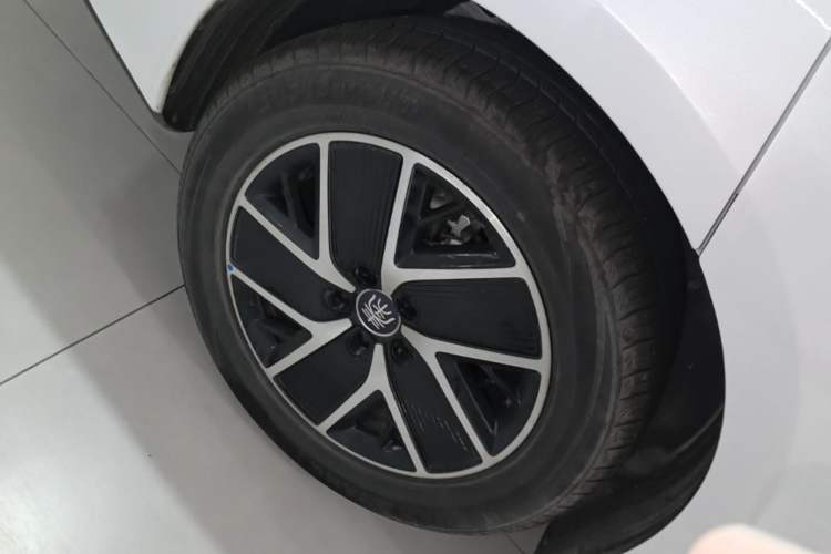 Used BYD Qin L 2025 DM-i Smart Drive 120KM Superior Model Right Rear Wheel Hub