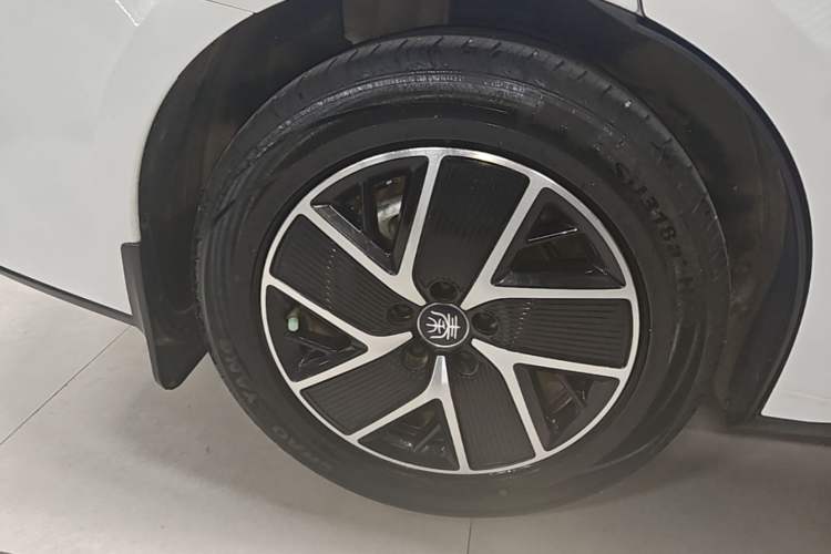 Used BYD Qin L 2025 DM-i Smart Drive 120KM Leading Model Right Rear Wheel Hub