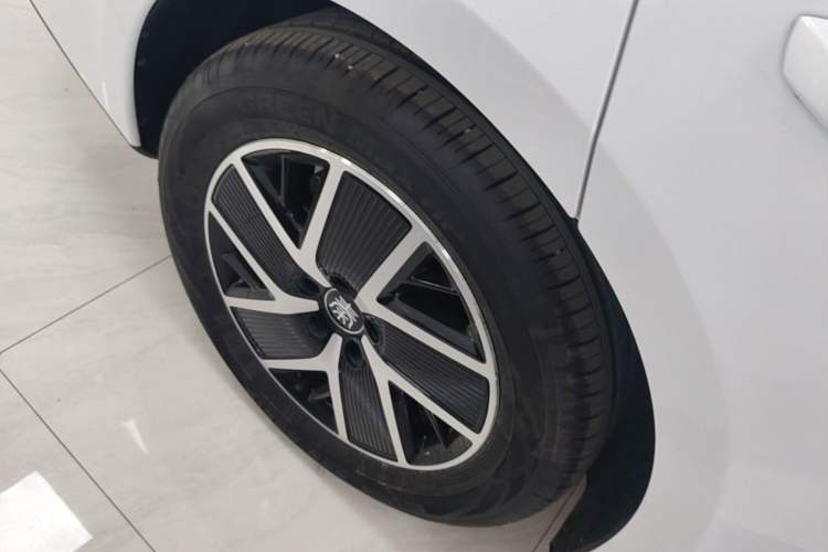 Used BYD Qin L 2025 DM-i Smart Drive 120KM Superior Model Right Rear Wheel Hub