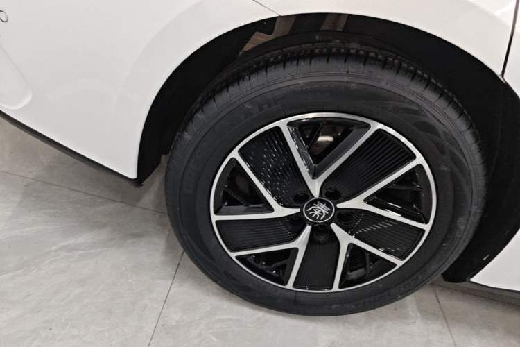 Used BYD Qin L 2025 DM-i Smart Drive 120KM Superior Model Right Rear Wheel Hub