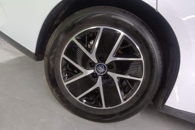 Used BYD Qin L 2025 DM-i Smart Drive 120KM Superior Model Right Rear Wheel Hub
