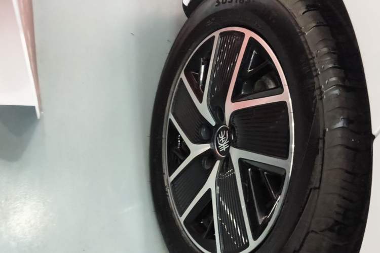 Used BYD Qin L 2025 DM-i Smart Drive 120KM Superior Model Right Rear Wheel Hub