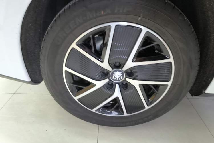Used BYD Qin L 2025 DM-i Smart Drive 120KM Leading Model Right Rear Wheel Hub