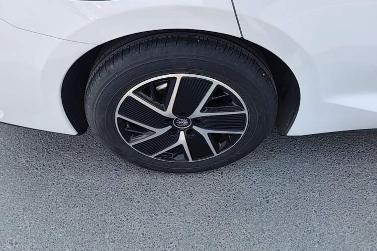 Used BYD Qin L 2025 DM-i Smart Drive 120KM Superior Model Right Rear Wheel Hub