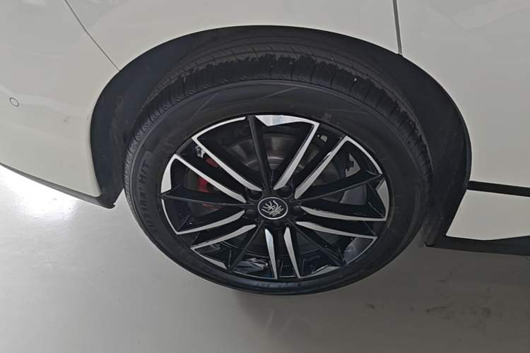 Used BYD Qin L 2025 EV 545KM Cloud Suspension Edition Right Rear Wheel Hub