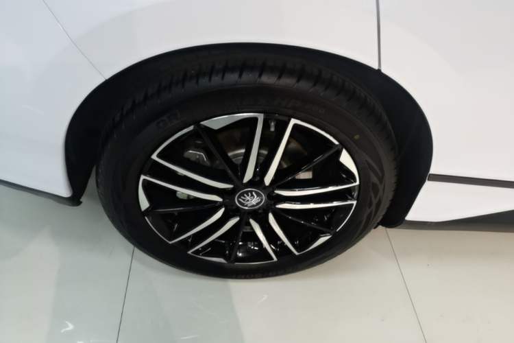 Used BYD Qin L 2025 EV 545KM Excellence Edition Right Rear Wheel Hub