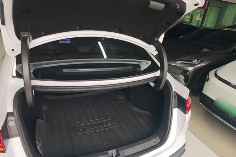 Used BYD Qin L 2025 DM-i Smart Drive 80KM Leading Model Trunk