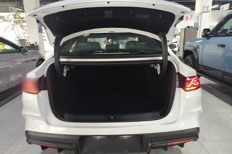 Used BYD Qin L 2025 DM-i Smart Drive 120KM Leading Model Trunk