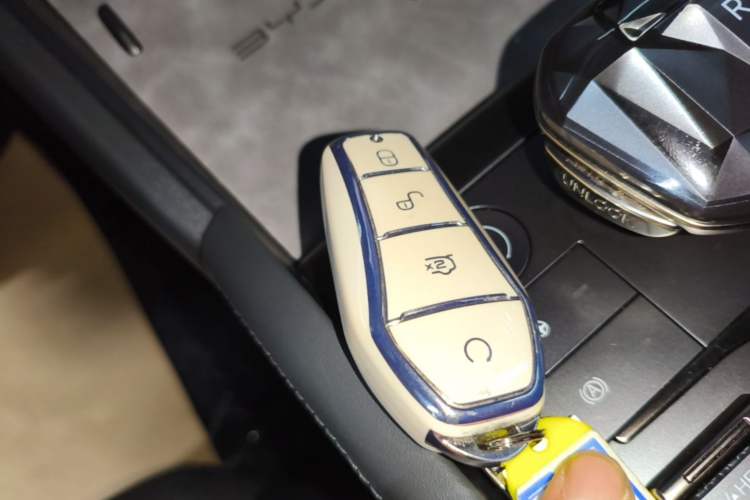Used BYD Qin L 2025 DM-i Smart Drive 80KM Leading Model Vehicle Key