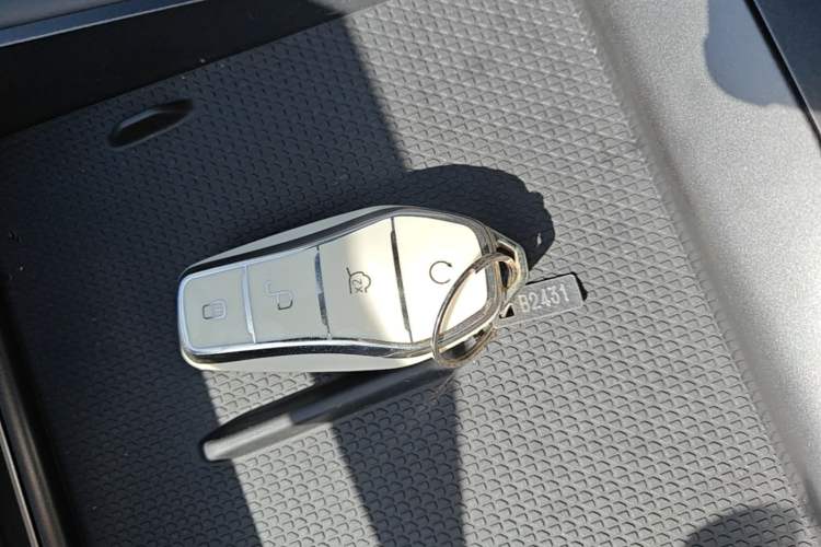Used BYD Qin L 2025 DM-i Smart Drive 80KM Superior Model Vehicle Key