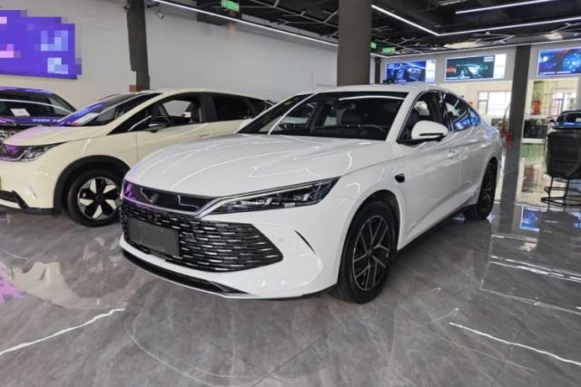 Ojetý BYD Qin L 2025 DM-i Smart Drive 120KM Superior Model