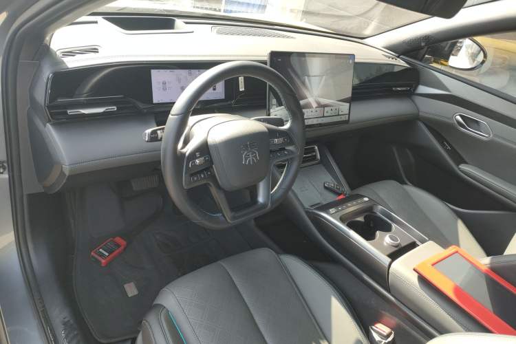Used BYD Qin L 2025 EV 545KM Excellence Edition Center Console