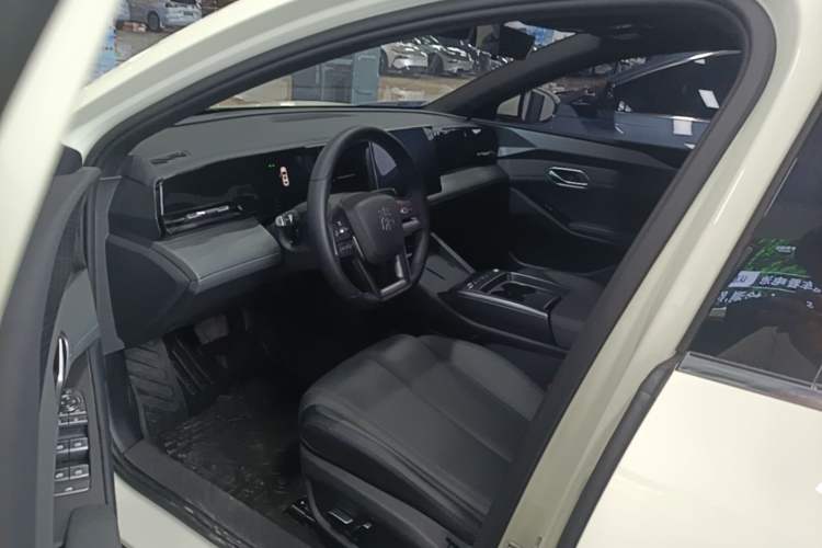 Used BYD Qin L 2025 EV 545KM Beyond Version Driver Seat