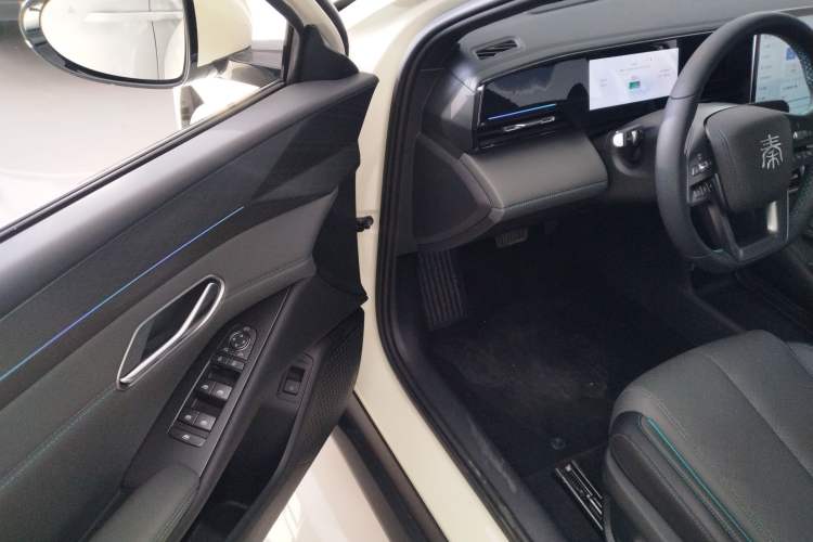 Used BYD Qin L 2025 EV 545KM Cloud Suspension Edition Interior 3