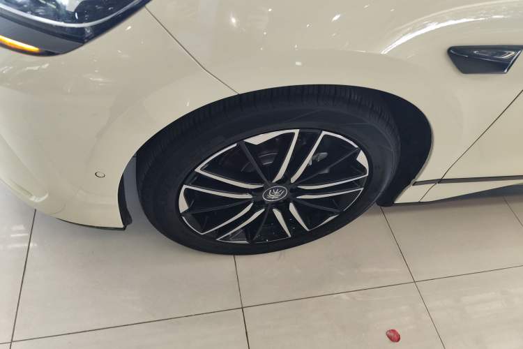 Used BYD Qin L 2025 EV 545KM Excellence Edition Left Front Wheel Hub