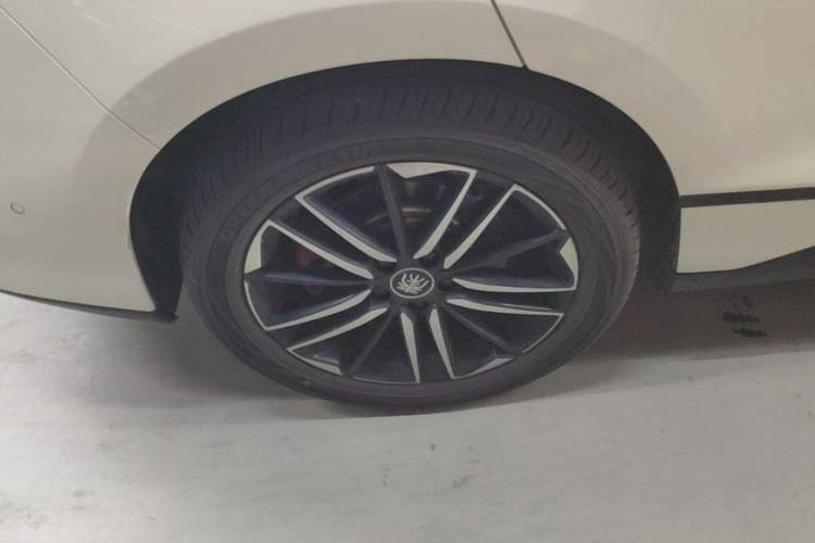 Used BYD Qin L 2025 EV 545KM Cloud Suspension Edition Right Rear Wheel Hub