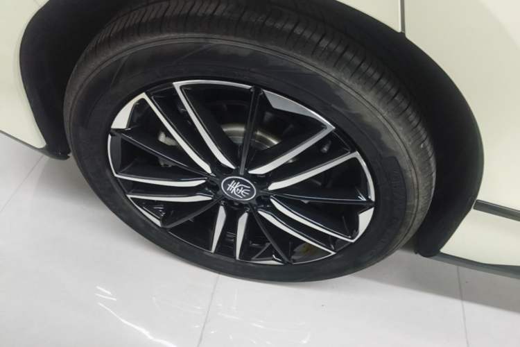 Used BYD Qin L 2025 EV 545KM Excellence Edition Right Rear Wheel Hub