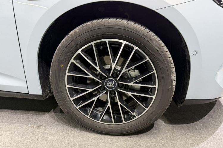 Used BYD Qin L 2026 Model DM-i 210KM Cloud Suspension Version Exterior 7