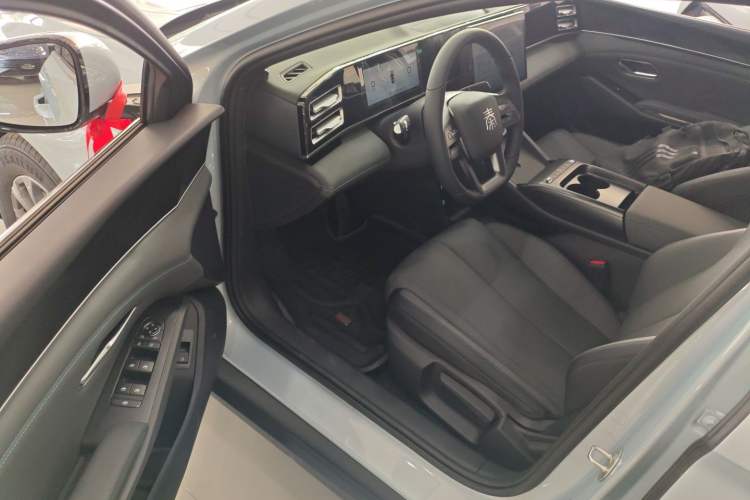 Used BYD Qin L 2026 DM-i 128KM Progressive Edition Interior 3