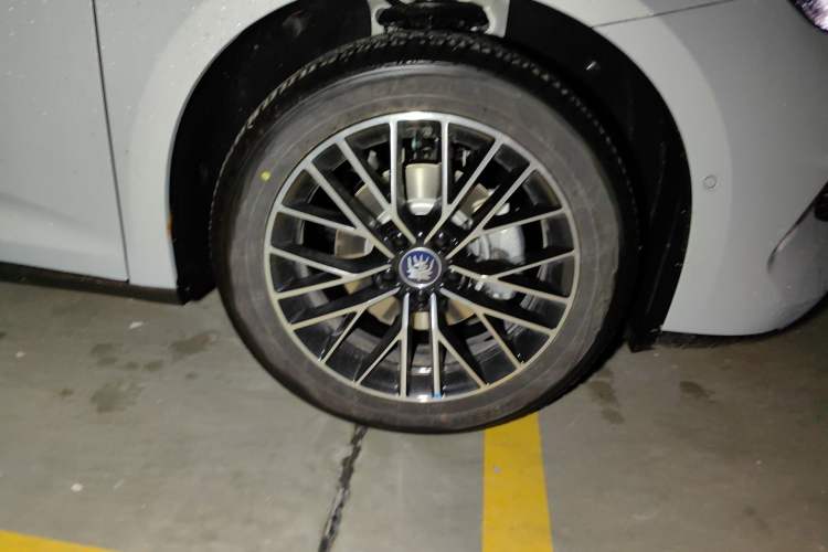Used BYD Qin L 2026 Model DM-i 210KM Cloud Suspension Version Right Front Wheel Hub