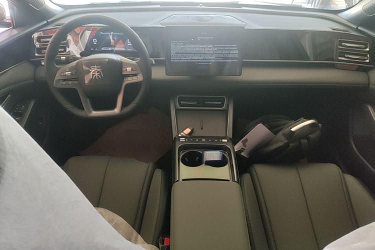 Used BYD Qin L 2026 DM-i 128KM Progressive Edition Center Console