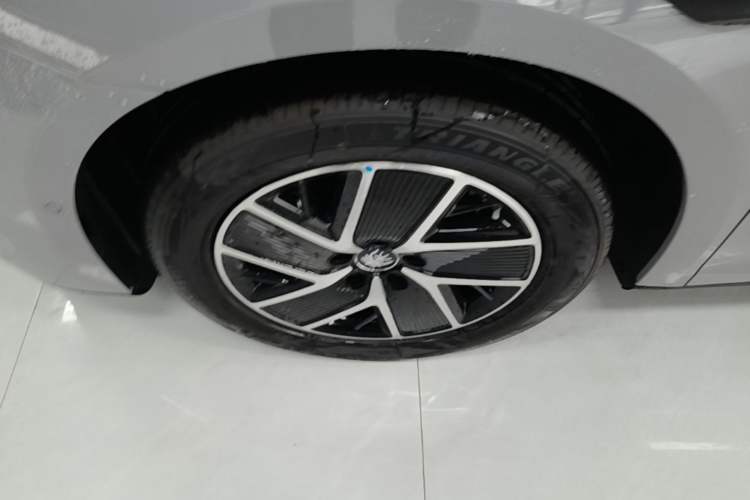 Used BYD Qin L 2026 DM-i 128KM Leading Edition Exterior 4