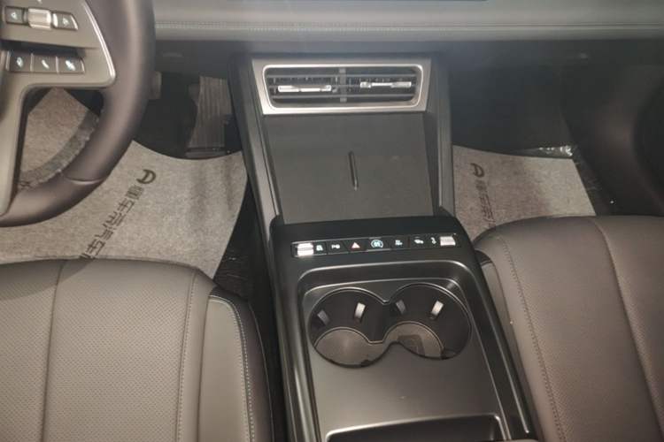 Used BYD Qin L 2026 Model DM-i 210KM Beyond Version Gear Lever