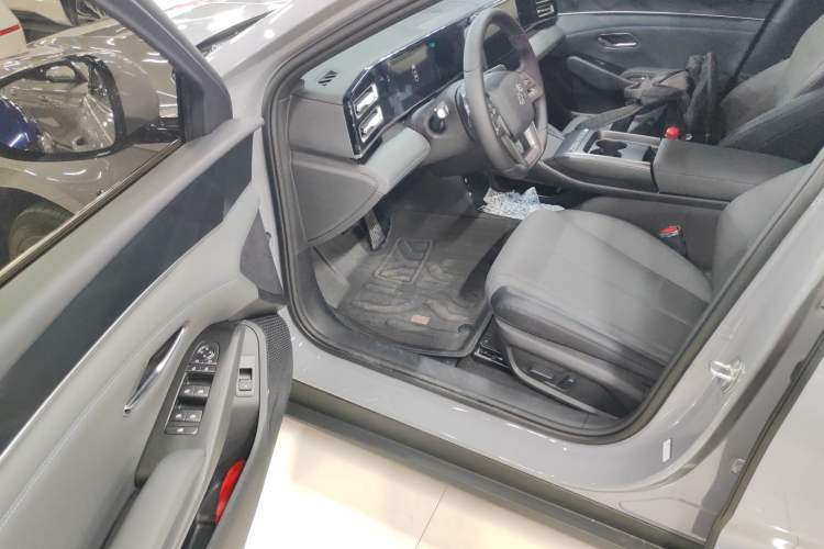 Used BYD Qin L 2026 DM-i 128KM Leading Edition Interior 3
