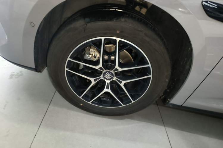 Used BYD Qin L 2026 Model DM-i 210KM Beyond Version Left Front Wheel Hub