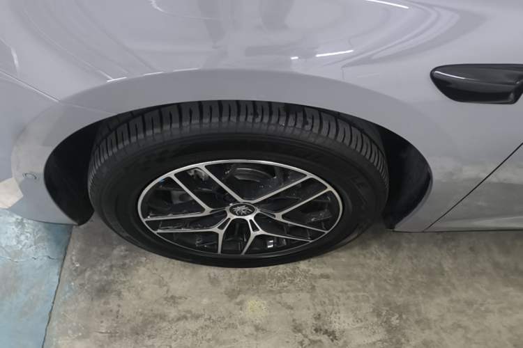 Used BYD Qin L 2026 Model DM-i 210KM Beyond Version Left Front Wheel Hub