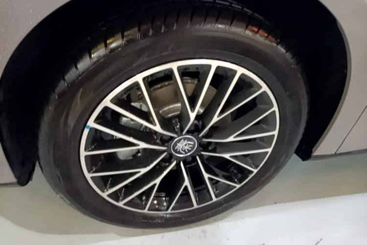Used BYD Qin L 2026 Model DM-i 210KM Cloud Suspension Version Left Front Wheel Hub