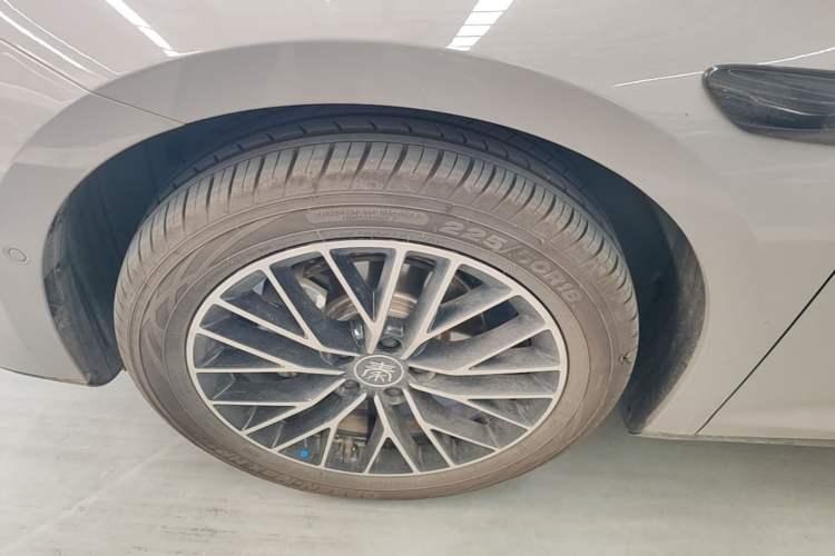 Used BYD Qin L 2026 Model DM-i 210KM Cloud Suspension Version Left Front Wheel Hub