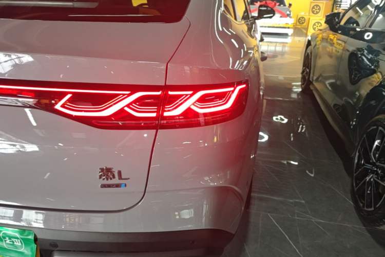 Used BYD Qin L 2026 Model DM-i 210KM Beyond Version Right Rear Taillight