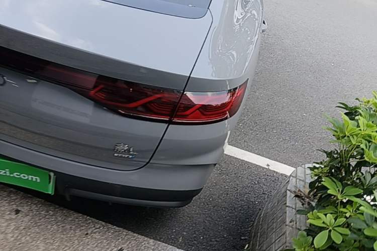 Used BYD Qin L 2026 Model DM-i 210KM Beyond Version Right Rear Taillight