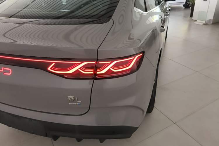 Used BYD Qin L 2026 DM-i 128KM Leading Edition Right Rear Taillight